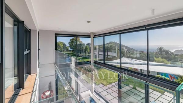 PROPRIETE CONTEMPORAINE AU PANORAMA UNIQUE