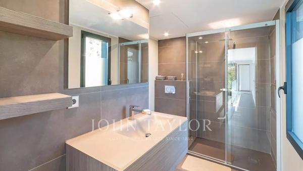 PROPRIETE CONTEMPORAINE AU PANORAMA UNIQUE