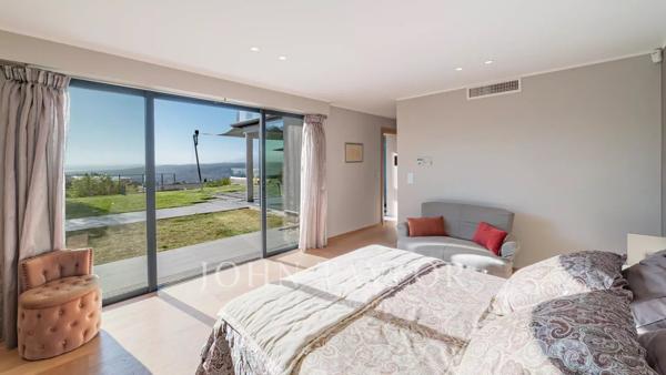 PROPRIETE CONTEMPORAINE AU PANORAMA UNIQUE