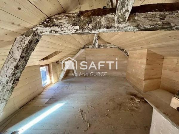 Maison à colombages à rénover au coeur du village