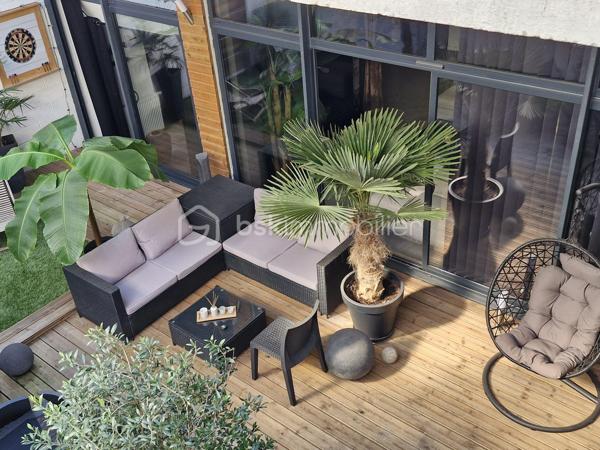 Vous recherchez un lieu de vie unique, alliant volumes généreux, confort moderne et extérieur privilégié ? Découvrez ce superbe loft de +/- 112 m² aux finitions irréprochables, situé dans un secteur très prisé ou tout se fait à pied (commerces, transports, services et parc). 
Un vaste séjour lumineux de +/- 40 m², une cuisine haut de gamme avec un équipement complet (hotte, plaque, four, micro onde, lave vaisselle et cave à vin). Un espace nuit de 2 belles chambres et une troisième ou un bureau selon vos besoins et une salle de bain ultra fonctionnelle dotée d'une douche et d'une baignoire. Une magnifique terrasse de plus de 40 m² prolonge votre séjour. Le plus un accès direct au garage avec une place de parking privée.
Vous souhaitez en savoir plus sur ce bien d'exception ? Un seul numéro de téléphone : 0650912558 ! Contacter moi dès aujourd'hui pour organiser une visite et concrétiser votre projet !
