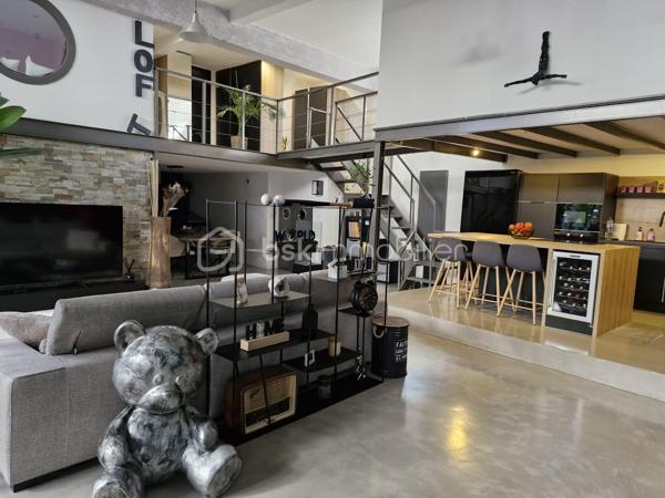 Vous recherchez un lieu de vie unique, alliant volumes généreux, confort moderne et extérieur privilégié ? Découvrez ce superbe loft de +/- 112 m² aux finitions irréprochables, situé dans un secteur très prisé ou tout se fait à pied (commerces, transports, services et parc). 
Un vaste séjour lumineux de +/- 40 m², une cuisine haut de gamme avec un équipement complet (hotte, plaque, four, micro onde, lave vaisselle et cave à vin). Un espace nuit de 2 belles chambres et une troisième ou un bureau selon vos besoins et une salle de bain ultra fonctionnelle dotée d'une douche et d'une baignoire. Une magnifique terrasse de plus de 40 m² prolonge votre séjour. Le plus un accès direct au garage avec une place de parking privée.
Vous souhaitez en savoir plus sur ce bien d'exception ? Un seul numéro de téléphone : 0650912558 ! Contacter moi dès aujourd'hui pour organiser une visite et concrétiser votre projet !