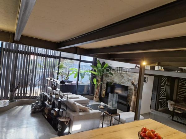 Vous recherchez un lieu de vie unique, alliant volumes généreux, confort moderne et extérieur privilégié ? Découvrez ce superbe loft de +/- 112 m² aux finitions irréprochables, situé dans un secteur très prisé ou tout se fait à pied (commerces, transports, services et parc). 
Un vaste séjour lumineux de +/- 40 m², une cuisine haut de gamme avec un équipement complet (hotte, plaque, four, micro onde, lave vaisselle et cave à vin). Un espace nuit de 2 belles chambres et une troisième ou un bureau selon vos besoins et une salle de bain ultra fonctionnelle dotée d'une douche et d'une baignoire. Une magnifique terrasse de plus de 40 m² prolonge votre séjour. Le plus un accès direct au garage avec une place de parking privée.
Vous souhaitez en savoir plus sur ce bien d'exception ? Un seul numéro de téléphone : 0650912558 ! Contacter moi dès aujourd'hui pour organiser une visite et concrétiser votre projet !