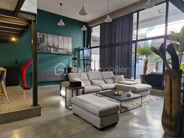 Vous recherchez un lieu de vie unique, alliant volumes généreux, confort moderne et extérieur privilégié ? Découvrez ce superbe loft de +/- 112 m² aux finitions irréprochables, situé dans un secteur très prisé ou tout se fait à pied (commerces, transports, services et parc). 
Un vaste séjour lumineux de +/- 40 m², une cuisine haut de gamme avec un équipement complet (hotte, plaque, four, micro onde, lave vaisselle et cave à vin). Un espace nuit de 2 belles chambres et une troisième ou un bureau selon vos besoins et une salle de bain ultra fonctionnelle dotée d'une douche et d'une baignoire. Une magnifique terrasse de plus de 40 m² prolonge votre séjour. Le plus un accès direct au garage avec une place de parking privée.
Vous souhaitez en savoir plus sur ce bien d'exception ? Un seul numéro de téléphone : 0650912558 ! Contacter moi dès aujourd'hui pour organiser une visite et concrétiser votre projet !