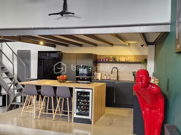 Vous recherchez un lieu de vie unique, alliant volumes généreux, confort moderne et extérieur privilégié ? Découvrez ce superbe loft de +/- 112 m² aux finitions irréprochables, situé dans un secteur très prisé ou tout se fait à pied (commerces, transports, services et parc). 
Un vaste séjour lumineux de +/- 40 m², une cuisine haut de gamme avec un équipement complet (hotte, plaque, four, micro onde, lave vaisselle et cave à vin). Un espace nuit de 2 belles chambres et une troisième ou un bureau selon vos besoins et une salle de bain ultra fonctionnelle dotée d'une douche et d'une baignoire. Une magnifique terrasse de plus de 40 m² prolonge votre séjour. Le plus un accès direct au garage avec une place de parking privée.
Vous souhaitez en savoir plus sur ce bien d'exception ? Un seul numéro de téléphone : 0650912558 ! Contacter moi dès aujourd'hui pour organiser une visite et concrétiser votre projet !