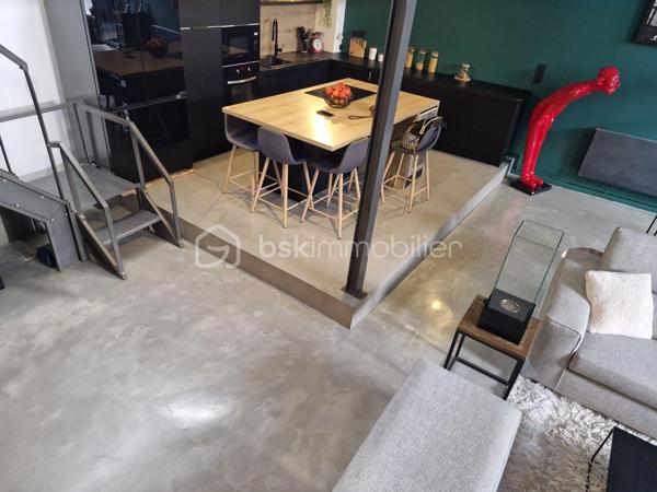 Vous recherchez un lieu de vie unique, alliant volumes généreux, confort moderne et extérieur privilégié ? Découvrez ce superbe loft de +/- 112 m² aux finitions irréprochables, situé dans un secteur très prisé ou tout se fait à pied (commerces, transports, services et parc). 
Un vaste séjour lumineux de +/- 40 m², une cuisine haut de gamme avec un équipement complet (hotte, plaque, four, micro onde, lave vaisselle et cave à vin). Un espace nuit de 2 belles chambres et une troisième ou un bureau selon vos besoins et une salle de bain ultra fonctionnelle dotée d'une douche et d'une baignoire. Une magnifique terrasse de plus de 40 m² prolonge votre séjour. Le plus un accès direct au garage avec une place de parking privée.
Vous souhaitez en savoir plus sur ce bien d'exception ? Un seul numéro de téléphone : 0650912558 ! Contacter moi dès aujourd'hui pour organiser une visite et concrétiser votre projet !
