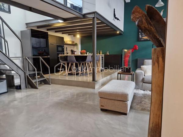 Vous recherchez un lieu de vie unique, alliant volumes généreux, confort moderne et extérieur privilégié ? Découvrez ce superbe loft de +/- 112 m² aux finitions irréprochables, situé dans un secteur très prisé ou tout se fait à pied (commerces, transports, services et parc). 
Un vaste séjour lumineux de +/- 40 m², une cuisine haut de gamme avec un équipement complet (hotte, plaque, four, micro onde, lave vaisselle et cave à vin). Un espace nuit de 2 belles chambres et une troisième ou un bureau selon vos besoins et une salle de bain ultra fonctionnelle dotée d'une douche et d'une baignoire. Une magnifique terrasse de plus de 40 m² prolonge votre séjour. Le plus un accès direct au garage avec une place de parking privée.
Vous souhaitez en savoir plus sur ce bien d'exception ? Un seul numéro de téléphone : 0650912558 ! Contacter moi dès aujourd'hui pour organiser une visite et concrétiser votre projet !
