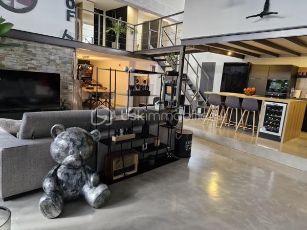 Vous recherchez un lieu de vie unique, alliant volumes généreux, confort moderne et extérieur privilégié ? Découvrez ce superbe loft de +/- 112 m² aux finitions irréprochables, situé dans un secteur très prisé ou tout se fait à pied (commerces, transports, services et parc). 
Un vaste séjour lumineux de +/- 40 m², une cuisine haut de gamme avec un équipement complet (hotte, plaque, four, micro onde, lave vaisselle et cave à vin). Un espace nuit de 2 belles chambres et une troisième ou un bureau selon vos besoins et une salle de bain ultra fonctionnelle dotée d'une douche et d'une baignoire. Une magnifique terrasse de plus de 40 m² prolonge votre séjour. Le plus un accès direct au garage avec une place de parking privée.
Vous souhaitez en savoir plus sur ce bien d'exception ? Un seul numéro de téléphone : 0650912558 ! Contacter moi dès aujourd'hui pour organiser une visite et concrétiser votre projet !