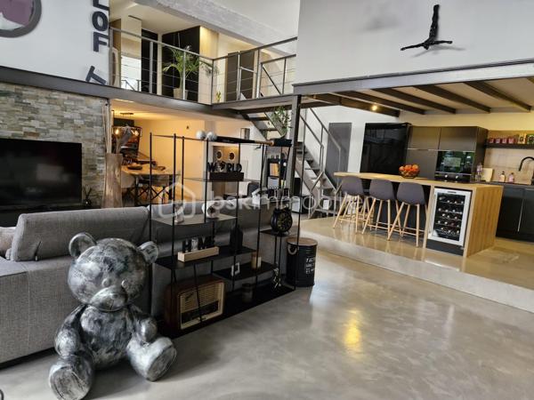 Vous recherchez un lieu de vie unique, alliant volumes généreux, confort moderne et extérieur privilégié ? Découvrez ce superbe loft de +/- 112 m² aux finitions irréprochables, situé dans un secteur très prisé ou tout se fait à pied (commerces, transports, services et parc). 
Un vaste séjour lumineux de +/- 40 m², une cuisine haut de gamme avec un équipement complet (hotte, plaque, four, micro onde, lave vaisselle et cave à vin). Un espace nuit de 2 belles chambres et une troisième ou un bureau selon vos besoins et une salle de bain ultra fonctionnelle dotée d'une douche et d'une baignoire. Une magnifique terrasse de plus de 40 m² prolonge votre séjour. Le plus un accès direct au garage avec une place de parking privée.
Vous souhaitez en savoir plus sur ce bien d'exception ? Un seul numéro de téléphone : 0650912558 ! Contacter moi dès aujourd'hui pour organiser une visite et concrétiser votre projet !
