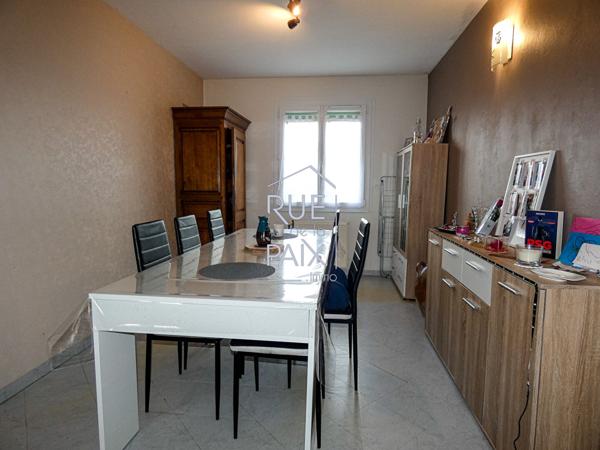 86450 PLEUMARTIN Maison sur sous-sol à Pleumartin Fonctionnelle et lumineuse !