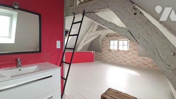 Maison d'habitation située au coeur du centre historique de Combourg et comprenant :
Au rez-de...