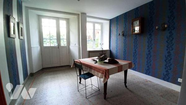 Maison d'habitation située au coeur du centre historique de Combourg et comprenant :
Au rez-de...