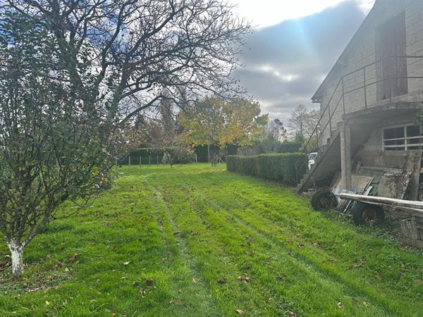 Garage sur terrain constructible, 1400 m² !