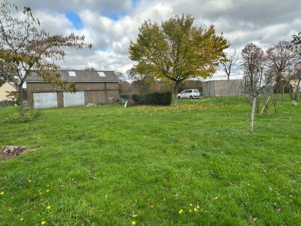 Garage sur terrain constructible, 1400 m² !