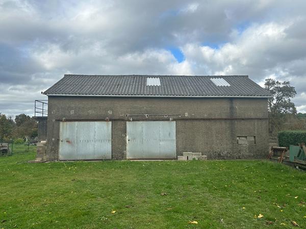Garage sur terrain constructible, 1400 m² !