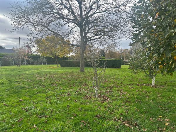 Garage sur terrain constructible, 1400 m² !