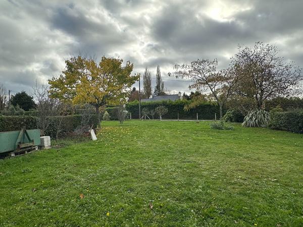 Garage sur terrain constructible, 1400 m² !