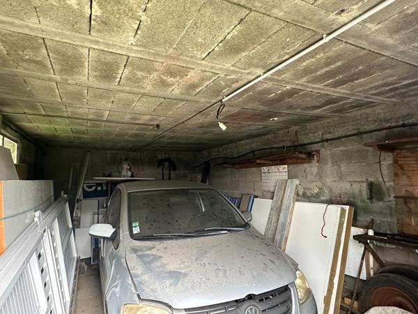 Garage sur terrain constructible, 1400 m² !