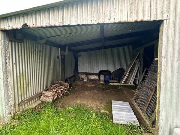 Garage sur terrain constructible, 1400 m² !