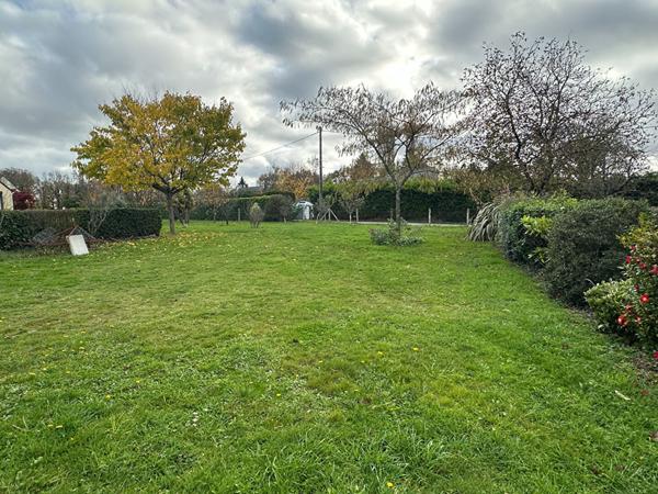 Garage sur terrain constructible, 1400 m² !