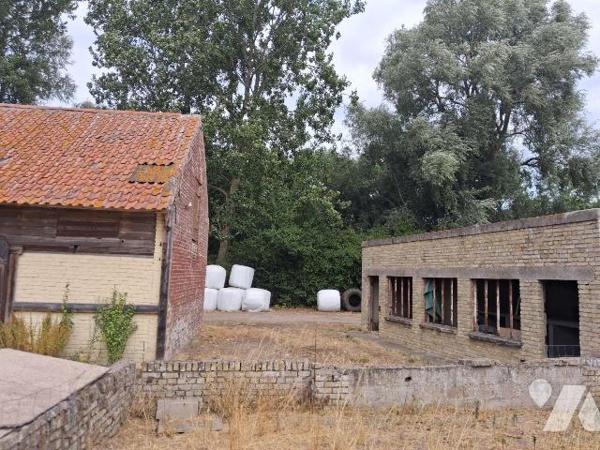 A VENDRE corps de ferme et hangar au coeur de Gravelines.
situé dans un environnement calme et...
