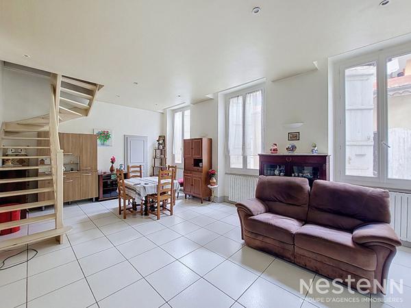 À Vendre Immeuble de rapport avec local commercial de 70 m² et appartement de 84 m² loués au coeur historique de Condom