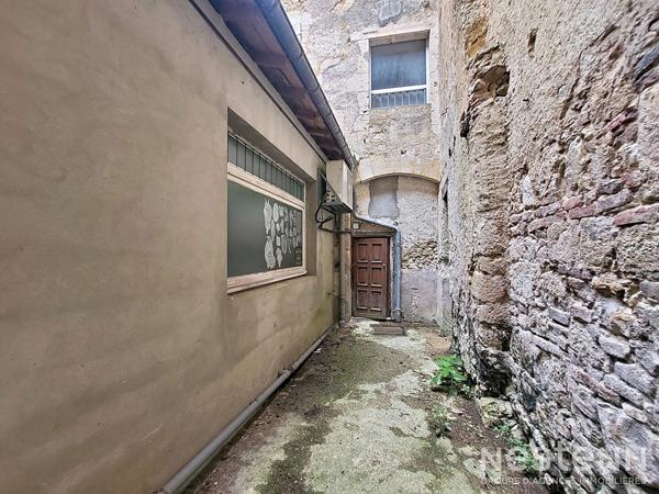 À Vendre Immeuble de rapport avec local commercial de 70 m² et appartement de 84 m² loués au coeur historique de Condom