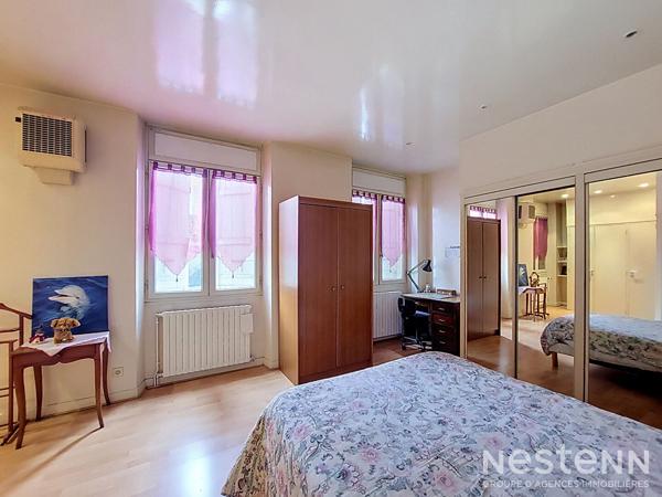 À Vendre Immeuble de rapport avec local commercial de 70 m² et appartement de 84 m² loués au coeur historique de Condom