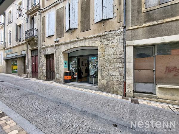 À Vendre Immeuble de rapport avec local commercial de 70 m² et appartement de 84 m² loués au coeur historique de Condom