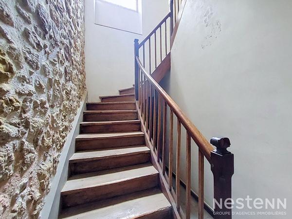 À Vendre Immeuble de rapport avec local commercial de 70 m² et appartement de 84 m² loués au coeur historique de Condom