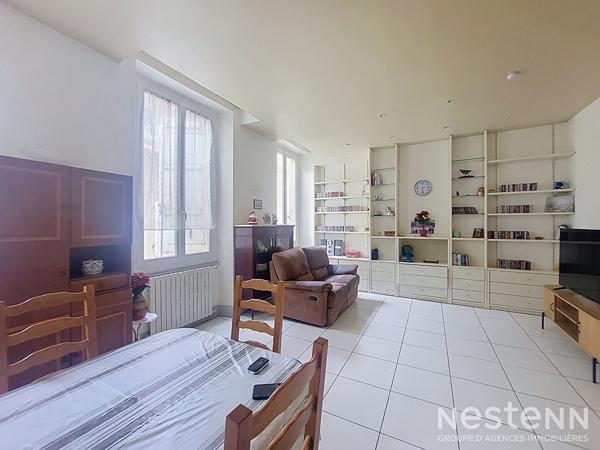 À Vendre Immeuble de rapport avec local commercial de 70 m² et appartement de 84 m² loués au coeur historique de Condom