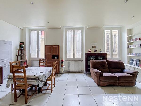 À Vendre Immeuble de rapport avec local commercial de 70 m² et appartement de 84 m² loués au coeur historique de Condom