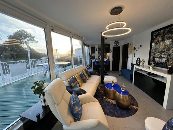 Saint-Georges-de-Didonne (17110) 

Situé à St Georges de Didonne, cet appartement duplex d'environ 60m² offre une vue imprenable sur la mer. 3 pi