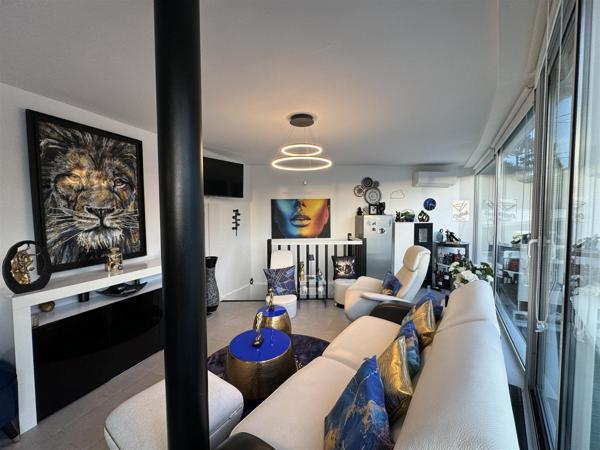 Saint-Georges-de-Didonne (17110) 

Situé à St Georges de Didonne, cet appartement duplex d'environ 60m² offre une vue imprenable sur la mer. 3 pi