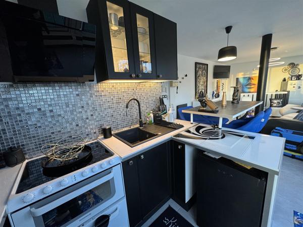 Saint-Georges-de-Didonne (17110) 

Situé à St Georges de Didonne, cet appartement duplex d'environ 60m² offre une vue imprenable sur la mer. 3 pi