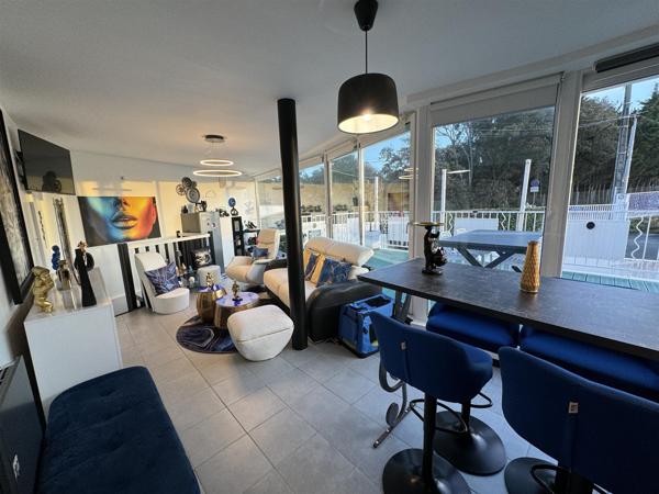 Saint-Georges-de-Didonne (17110) 

Situé à St Georges de Didonne, cet appartement duplex d'environ 60m² offre une vue imprenable sur la mer. 3 pi