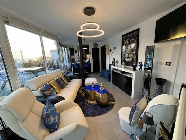 Saint-Georges-de-Didonne (17110) 

Situé à St Georges de Didonne, cet appartement duplex d'environ 60m² offre une vue imprenable sur la mer. 3 pi