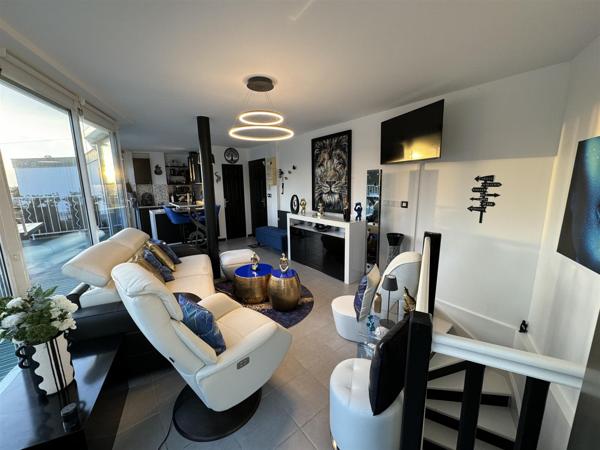 Saint-Georges-de-Didonne (17110) 

Situé à St Georges de Didonne, cet appartement duplex d'environ 60m² offre une vue imprenable sur la mer. 3 pi