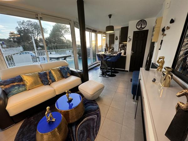 Saint-Georges-de-Didonne (17110) 

Situé à St Georges de Didonne, cet appartement duplex d'environ 60m² offre une vue imprenable sur la mer. 3 pi