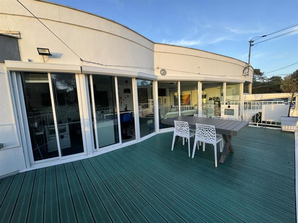 Saint-Georges-de-Didonne (17110) 

Situé à St Georges de Didonne, cet appartement duplex d'environ 60m² offre une vue imprenable sur la mer. 3 pi