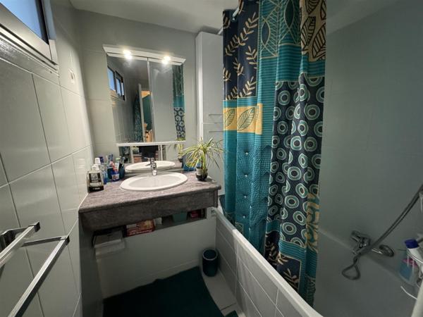 Saint-Georges-de-Didonne (17110) 

Situé à St Georges de Didonne, cet appartement duplex d'environ 60m² offre une vue imprenable sur la mer. 3 pi