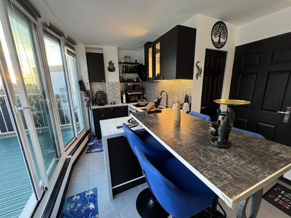 Saint-Georges-de-Didonne (17110) 

Situé à St Georges de Didonne, cet appartement duplex d'environ 60m² offre une vue imprenable sur la mer. 3 pi