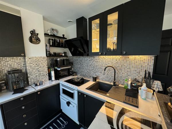 Saint-Georges-de-Didonne (17110) 

Situé à St Georges de Didonne, cet appartement duplex d'environ 60m² offre une vue imprenable sur la mer. 3 pi