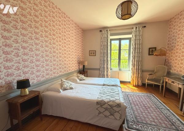 Maison de maître 500 m² sur 7 200 m² Terrain
PRIX : 590 000 €. 
Mickaël Grandpierre 07 86 12 52 67
