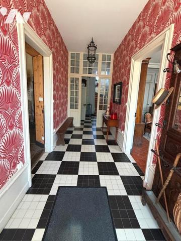 Maison de maître 500 m² sur 7 200 m² Terrain
PRIX : 590 000 €. 
Mickaël Grandpierre 07 86 12 52 67
