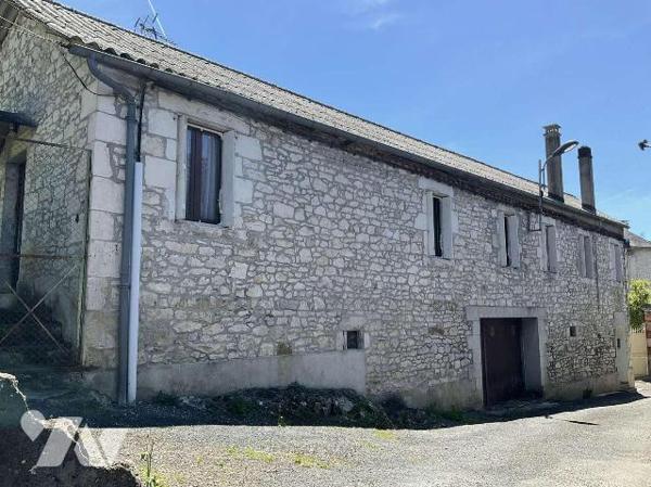 A VENDRE : Maison de ville en pierre avec jardin de 383m², à rénover, comprenant en rez-de-jard...