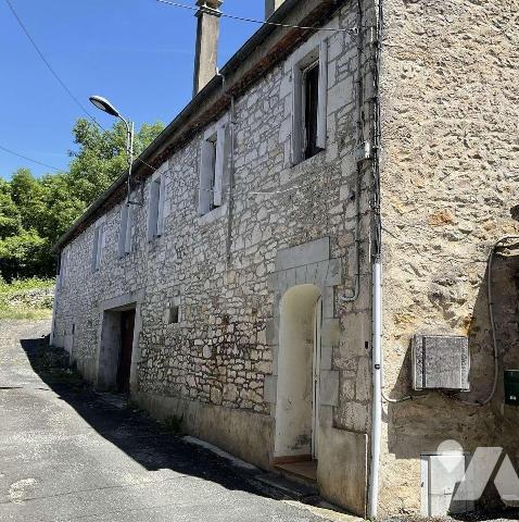 A VENDRE : Maison de ville en pierre avec jardin de 383m², à rénover, comprenant en rez-de-jard...