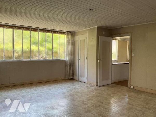 A VENDRE : Maison de ville en pierre avec jardin de 383m², à rénover, comprenant en rez-de-jard...