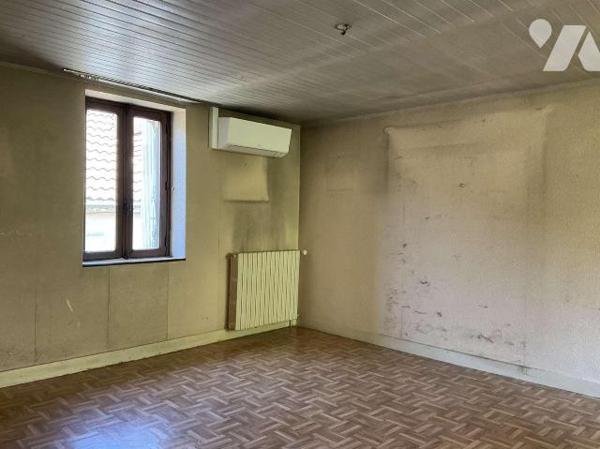 A VENDRE : Maison de ville en pierre avec jardin de 383m², à rénover, comprenant en rez-de-jard...