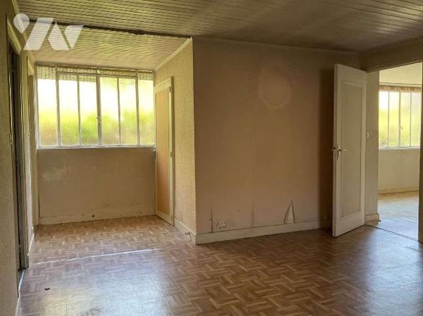 A VENDRE : Maison de ville en pierre avec jardin de 383m², à rénover, comprenant en rez-de-jard...